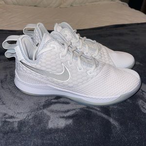 Nike LeBron Witness 3 EP
'Chrome' A04432-101